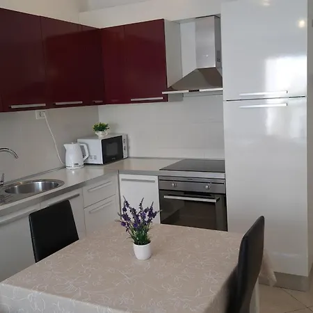 Terrace & Free Parking Apartment