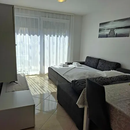 Terrace & Free Parking Split