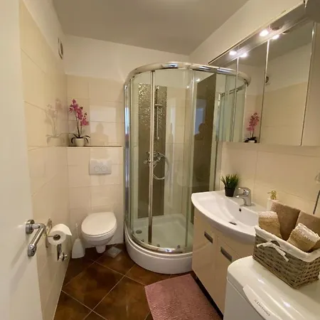 Split Terrace & Free Parking Studio