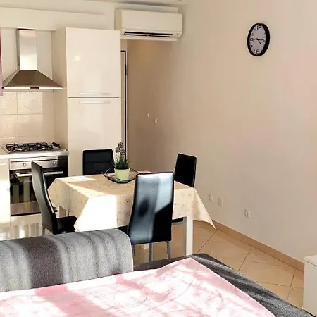 Split Terrace & Free Parking Studio Apartmán *