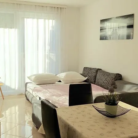 Split Terrace & Free Parking Studio Apartmán