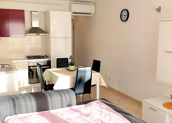 Split Terrace & Free Parking Studio Apartmán *